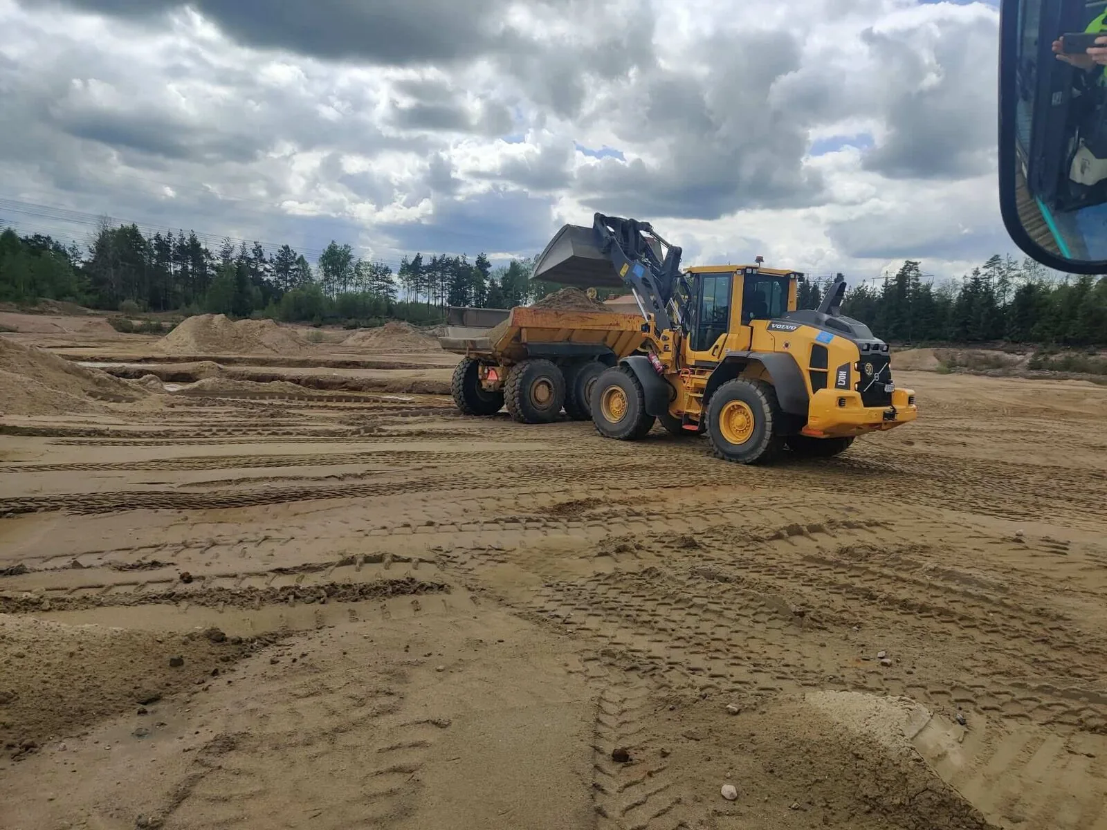 Hjullastare och dumper på en anläggningsplats